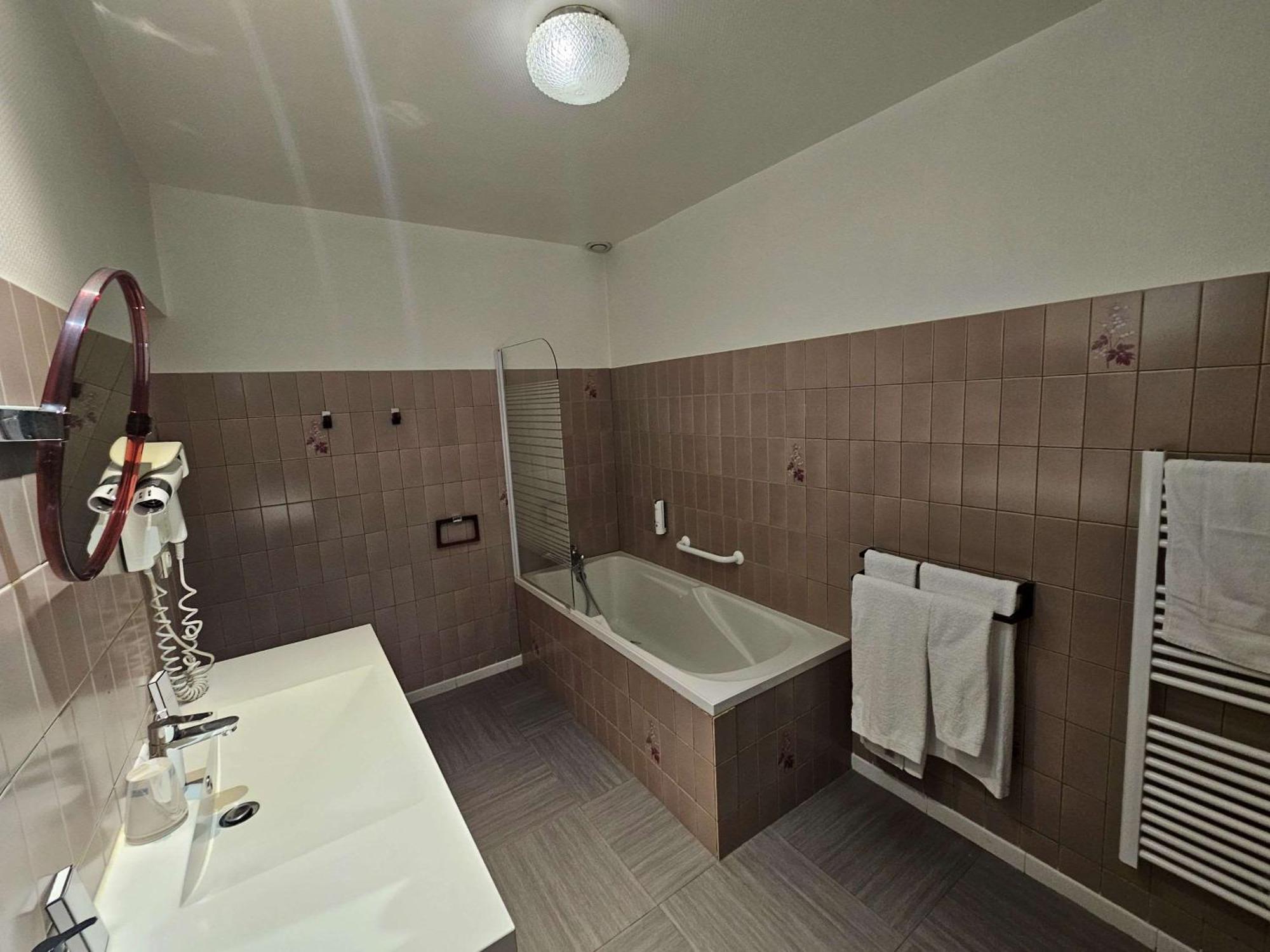 Auberge Du Lac, Sure Hotel Collection By Best Western Mesnil-Saint-Pere Exterior photo